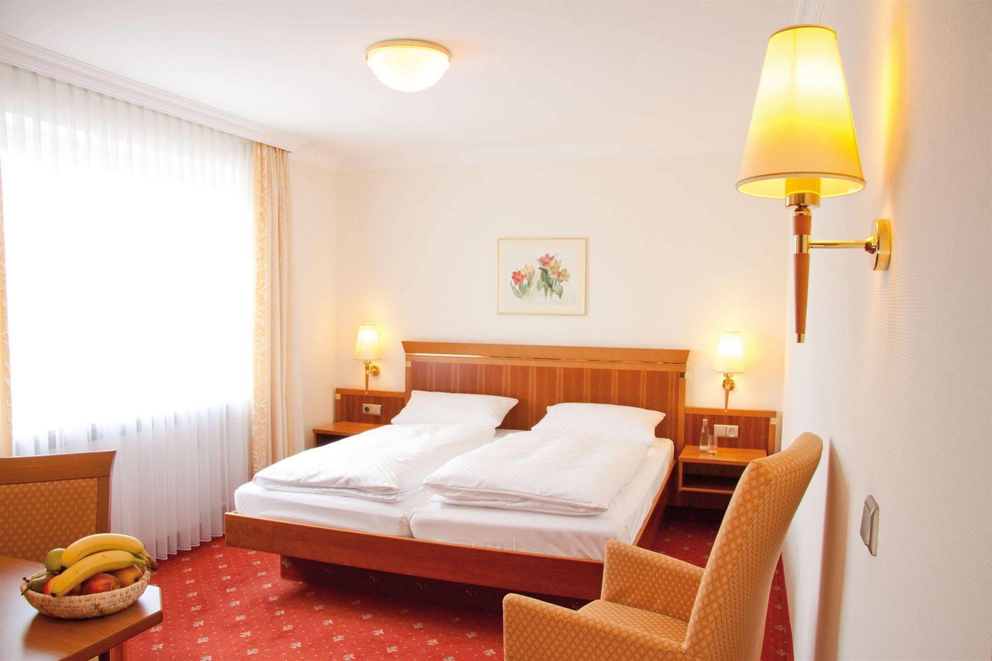 Hotel Am Schlosspark Zum Kurfuerst Oberschleißheim Dış mekan fotoğraf
