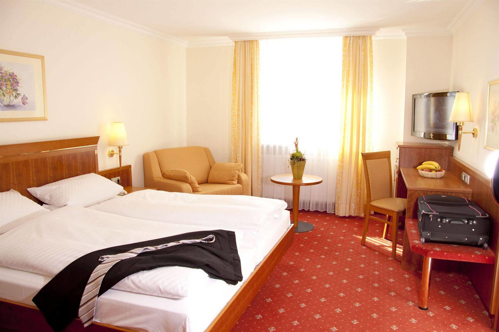 Hotel Am Schlosspark Zum Kurfuerst Oberschleißheim Dış mekan fotoğraf