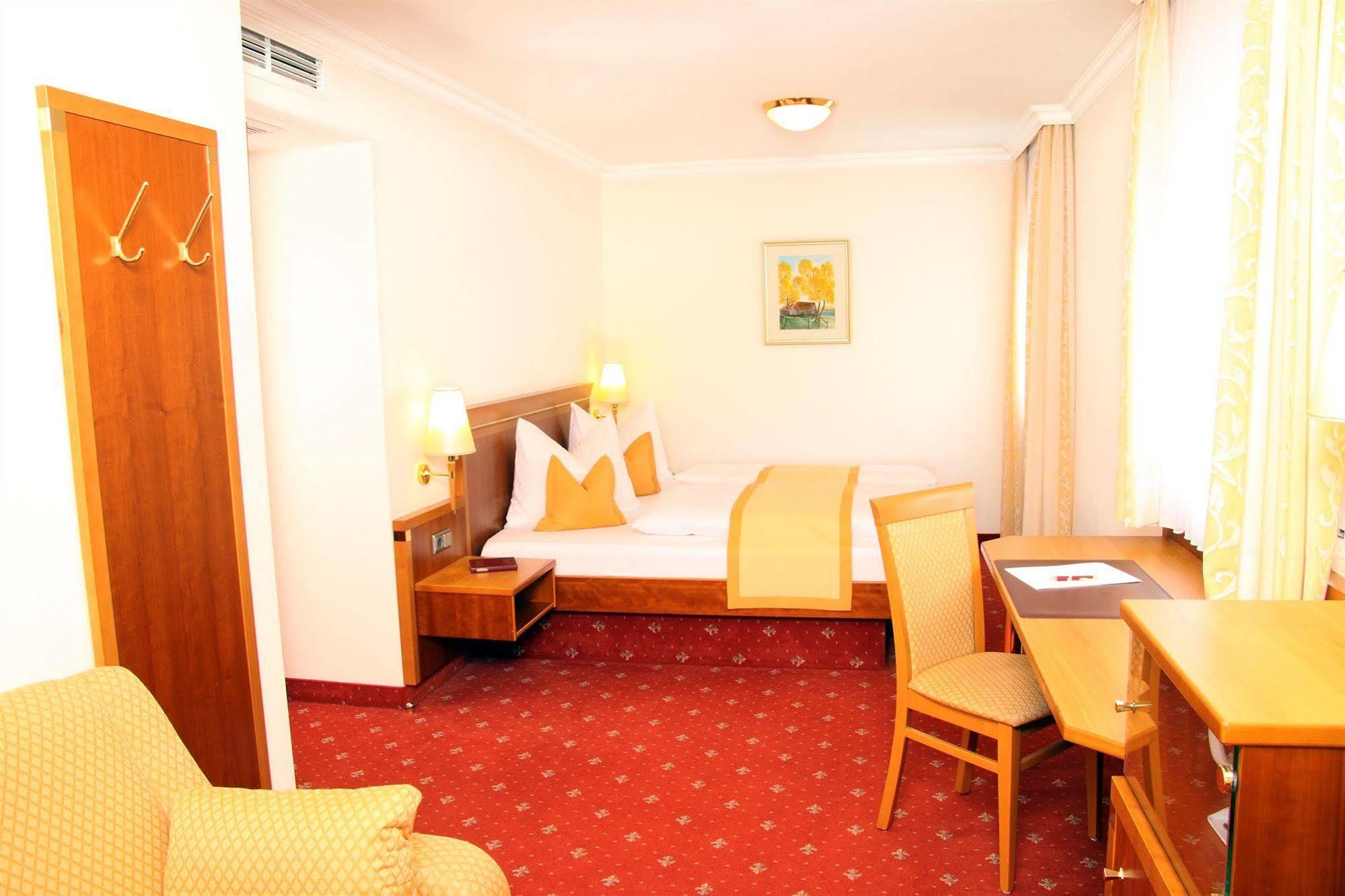 Hotel Am Schlosspark Zum Kurfuerst Oberschleißheim Dış mekan fotoğraf